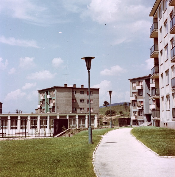 Újvárosi lakótelep, Kós Károly utcai házak a Kőrösi Csoma Sándor tér felől nézve.
