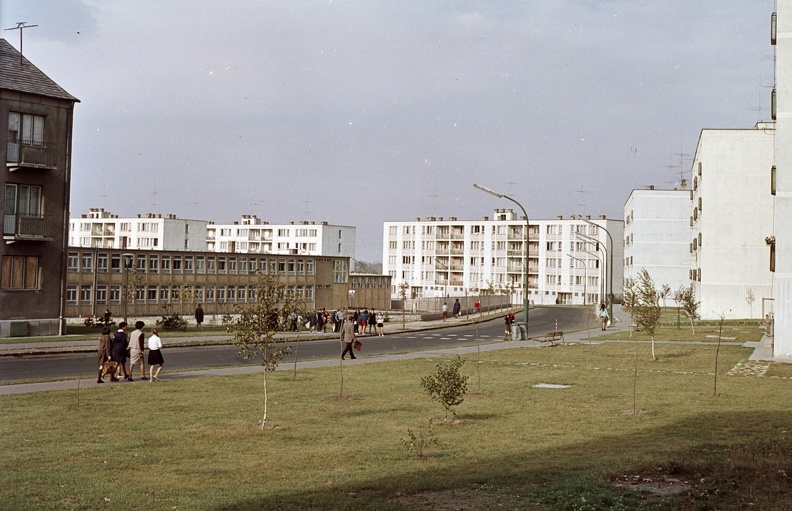 Újvárosi lakótelep, Komáromi utca, balra az Általános Iskola (ma Szent Margit Általános Iskola).