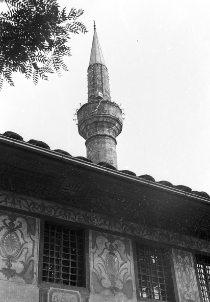 Festett mecset (Sarena Dzamija) a Pena folyó partján.