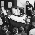 TV-t minden iskolának! akció - a Dunai Vasmű munkásai televíziót adnak át egy Bács-Kiskun megyei tanyai iskolában.
