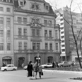 Sachsenplatz, szemben a Katharinenstrasse - Brühl sarok. Ma a lipcsei Szépművészeti Múzeum áll a tér helyén.