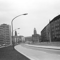 Budapester Strasse, a háttérben balra a Kreuzkirche, jobbra a Városháza tornya.