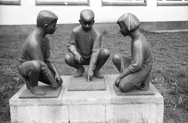 "Spielende Kinder" szoborkompozíció (Hans Klakow, 1961) az Annenschule előtt.