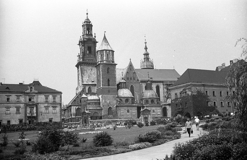 Királyi Palota (Wawel), középen a Szent Szaniszló és Szent Vencel székesegyház.