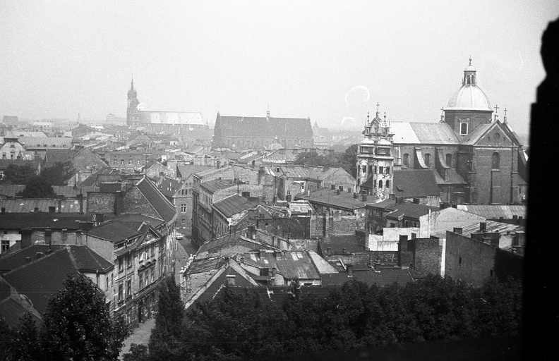 kilátás a Királyi Palotából (Wawel) az óváros felé, távolban a Mária-templom. Jobbra a Szent András-templom tornyai és a  Szent Péter és Pál apostolok templomának kupolája.