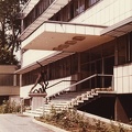 Üllői út 78/a, SOTE (ma Semmelweis Egyetem) Radiológiai Klinika bejárata. Pátzay Pál: Kígyóölő szobra.