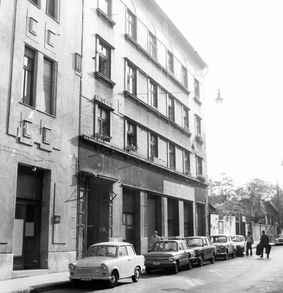 Mátyás utca a Lónyay (Szamuely) utcától a Közraktár utca felé fényképezve, bal oldalon a még meglévő Mátyás u. 5/b. (Lónyay utcai sarokház) széle.