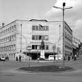 Petőfi tér, szemben a Rendelőintézet, balra a Telepi utca, jobbra az Irányi Dániel utca. Petőfi Sándor szobor (Ispánki József, 1954)