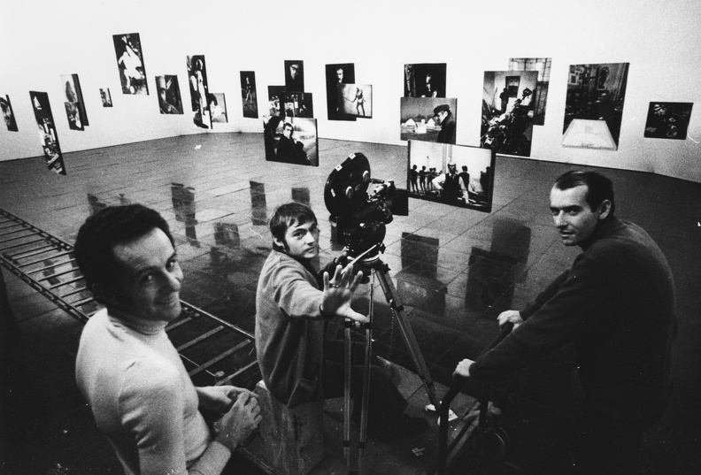 Schiffer Pál filmrendező és stábja Féner Tamás fotóművész 1972-es Műcsarnok-beli kiállításán forgat.
