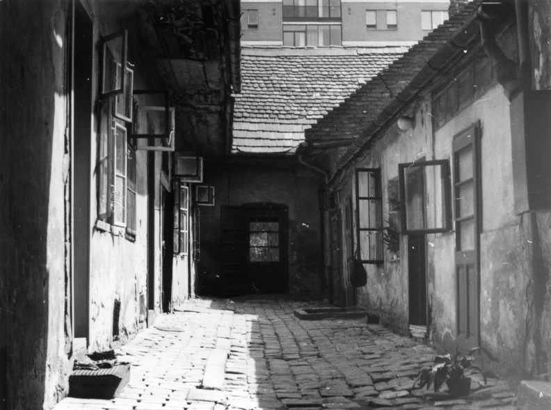 Lajos utcai ház udvara, háttérben az Árpád fejedelem útja 66.