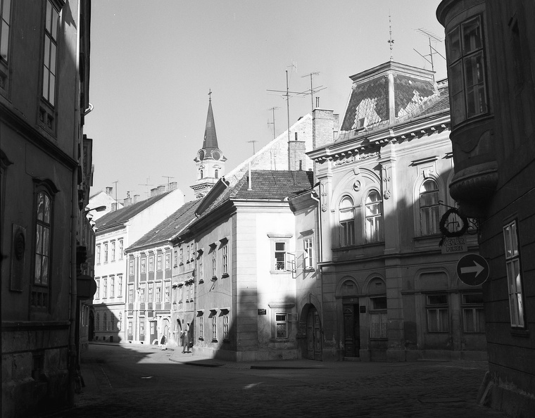 Szent György utca, jobbra a Hátsókapu.