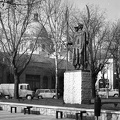 Kossuth Lajos tér, Dózsa György emlékmű (Somogyi József, 1972.), balra a református templom kupolája.