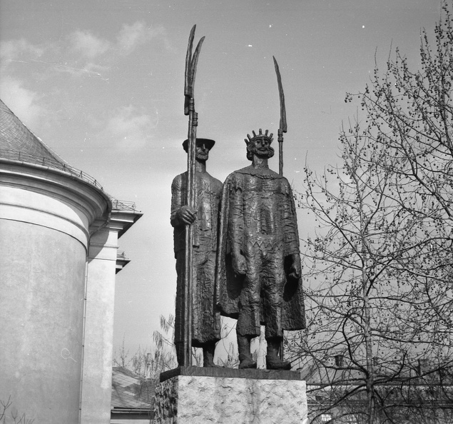 Kossuth Lajos tér, Dózsa György emlékmű (Somogyi József, 1972.), balra a római katolikus plébánia.