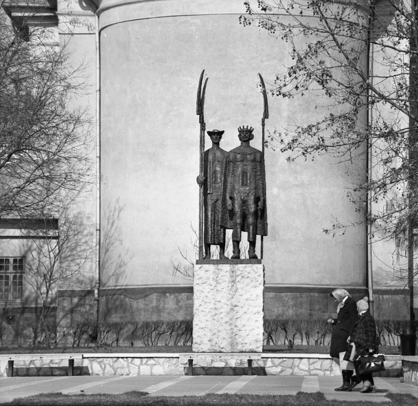 Kossuth Lajos tér, Dózsa György emlékmű (Somogyi József, 1972.), háttérben a római katolikus plébánia.