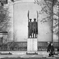 Kossuth Lajos tér, Dózsa György emlékmű (Somogyi József, 1972.), háttérben a római katolikus plébánia.