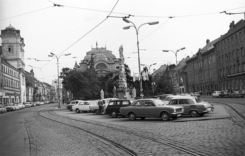 Fő tér (Hlavné namestie), szemben az Állami Színház, balra a Szentháromság-templom.