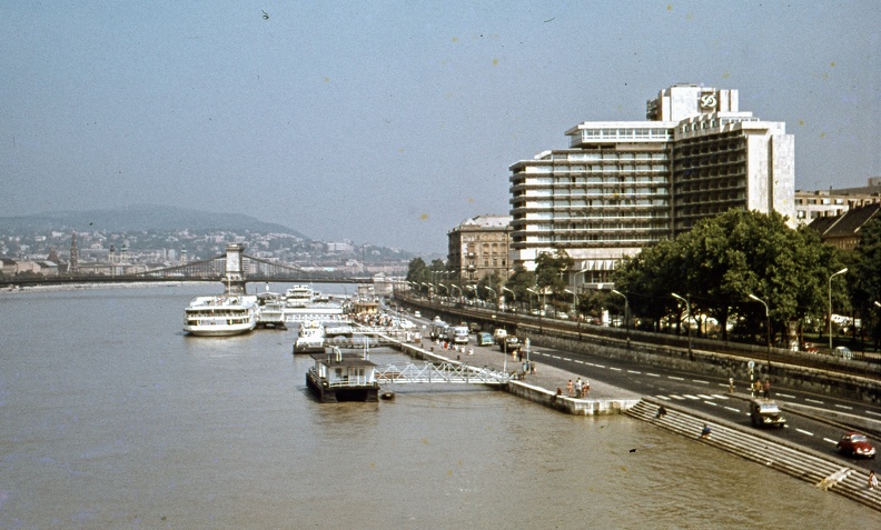 Dunakorzó és a Hotel Duna Intercontinental Szálloda az Erzsébet hídról nézve.