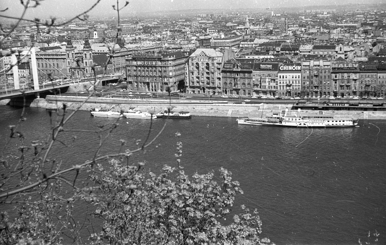 pesti látkép a Gellérthegyről, a Belgrád rakpart az Erzsébet híd és a Szabadság híd között.