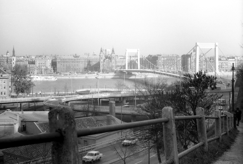 Erzsébet híd a Gellérthegy északi lejtőjéről fényképezve.