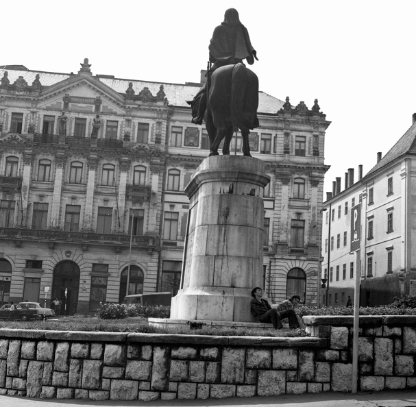 Széchenyi tér, Hunyadi János szobra, szemben a Megyeháza.