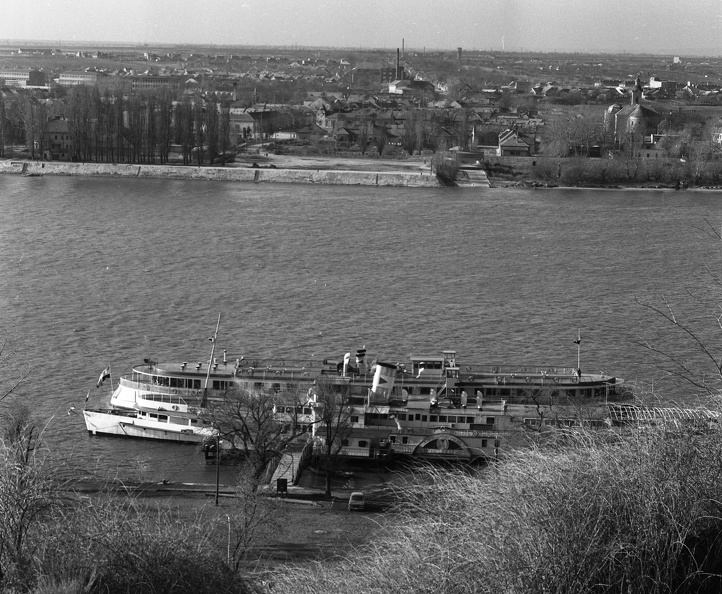hajókikötő, előtérben a Deák Ferenc lapátkerekes gőzös mint szállodahajó. A Duna túlsó partján Párkány.