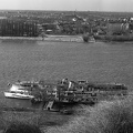 hajókikötő, előtérben a Deák Ferenc lapátkerekes gőzös mint szállodahajó. A Duna túlsó partján Párkány.