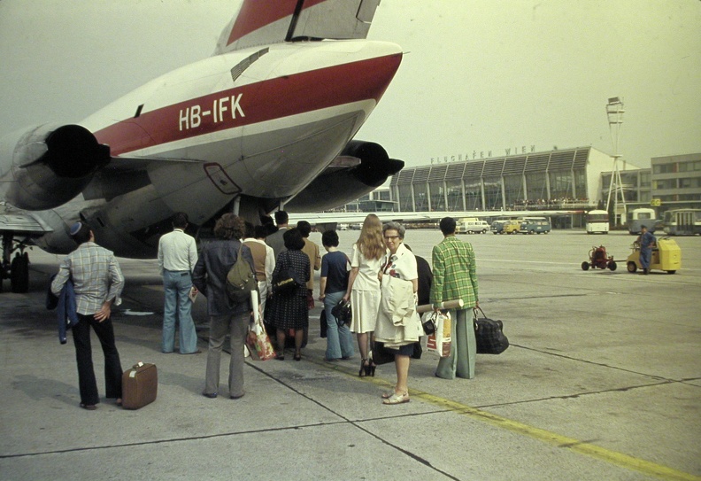 repülőtér. A svájci Swissair légitársaság McDonnell Douglas DC-9-32 típusú repülőgépe. (Schwechat)