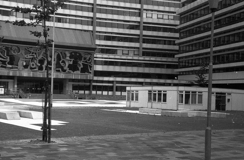 Technicon iskolakomplexum, balra a Hofplein ifjúsági színház és színiiskola bejárata (üveg-beton kompozíció, Karel Appel, 1970.).
