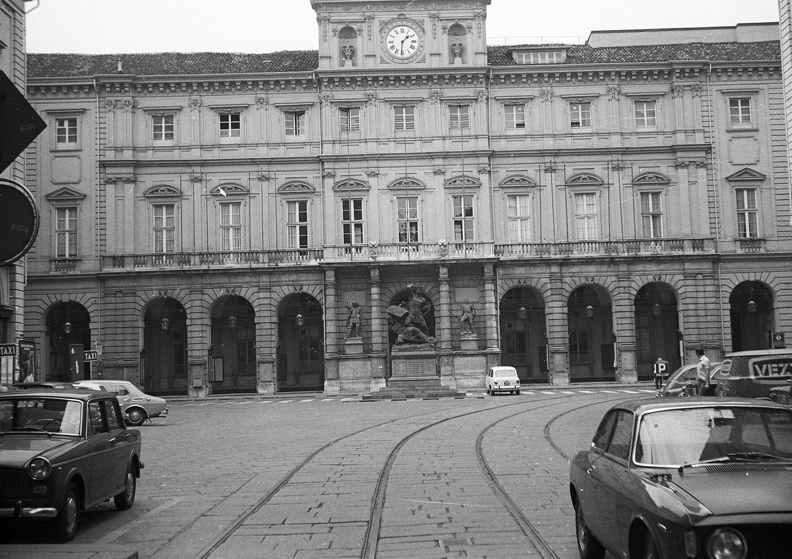 Piazza Palazzo di Città, szemben a Palazzo Civico.