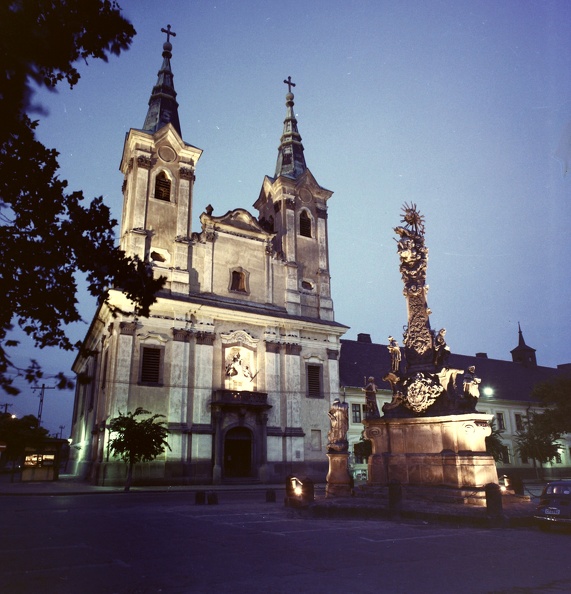 Szentháromság tér, Szentháromság szobor, Piarista templom és rendház.