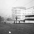 Alkotás utca a Déli pályaudvar felé nézve, előtérben a Kiss János altábornagy utca kereszteződése.