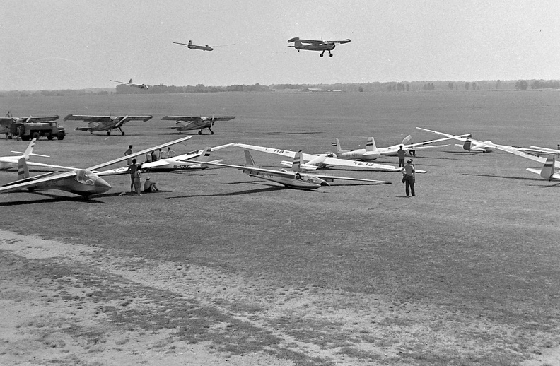 Rubik és PZL típusú vitorlázó repülőgépek, valamint PZL-101A Gawron típusú vontató-repülőgépek egy sportrepülőtéren.