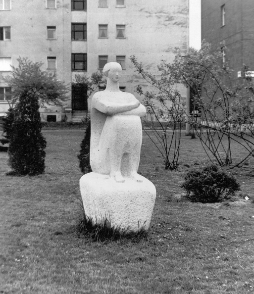 Dési Huber utca 14. Ülő nő szobra, alkotó: Tar István.