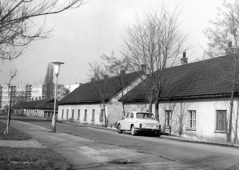 József Attila lakótelep, Ifjumunkás utca, távolabb látszik a Pöttyös utca sarkán lévő új épület és a Mária Valéria telep kis házai.