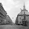 Kossuth Lajos utca a Ferenciek tere (Felszabadulás tér) felől nézve, jobbra a belvárosi ferences templom.