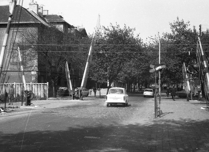 Dagály utca az Esztergomi úttól a Népfürdő utca felé nézve.