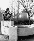 Vasút utca a Szakorvosi Rendelőintézet előtt. Faun-szobor (Boldogfai Farkas Sándor, 1968-as alkotása, ma a Millecentenáriumi Emlékparkban található).