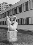 Apáczai Csere János út, Lány bagollyal című szobor (Seregi József, 1976.), mögötte a József Attila könyvtár.