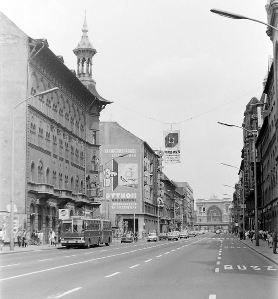 Rákóczi út a Kiss József utcától a Keleti pályaudvar felé.