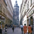 Mlynská ulica (Kossuth Lajos utca), szemben a Szent Erzsébet-főszékesegyház (Dóm) tornya.