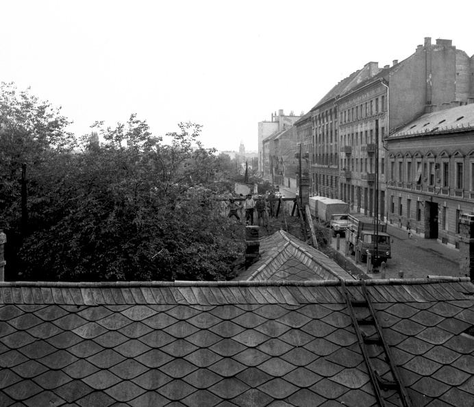 a Mihálkovics-telep bontása a Tűzoltó utca felől nézve, jobbra a Mihálkovics utca házsora.