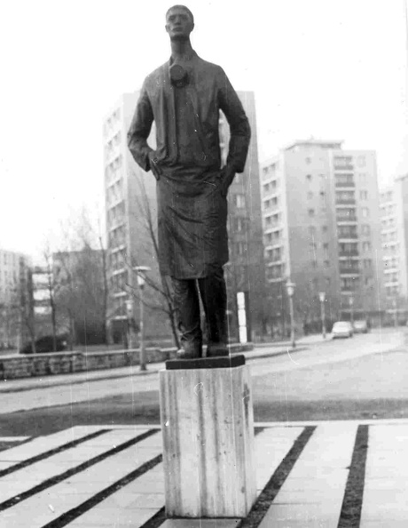 József Attila lakótelep, Dési Huber utca 20. Vegyipari Munkás szobra, alkotó: Konyorcsik János.