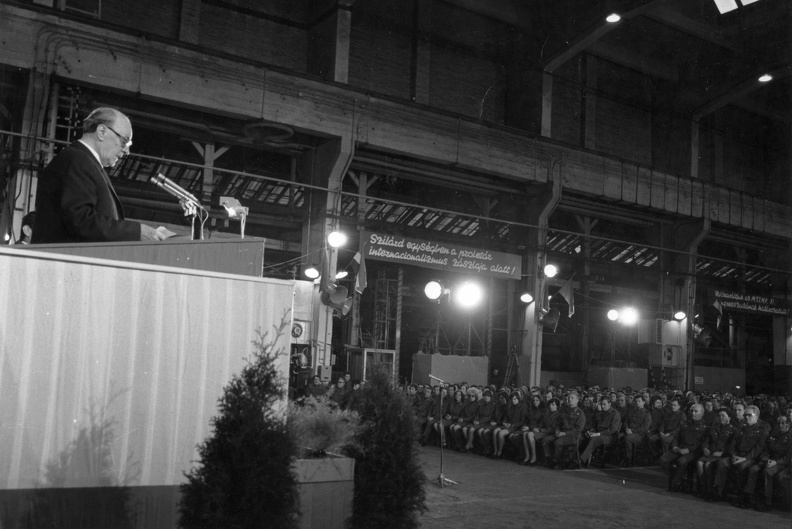 Váci út 152-156. Láng Gépgyár, vegyipari szerelőcsarnok, Kádár János beszédet tart munkásőröknek.