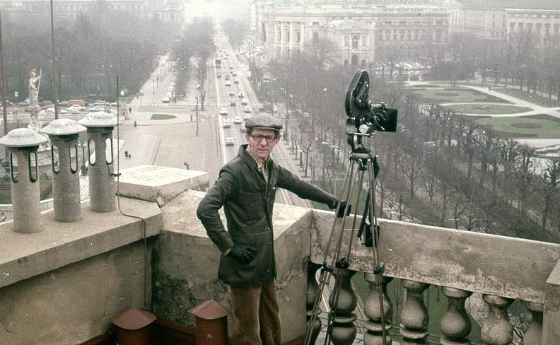 Schiffer Pál filmrendező az Epstein-palota tetején, háttérben a Dr. Karl Renner-Ring és a Volksgarten.