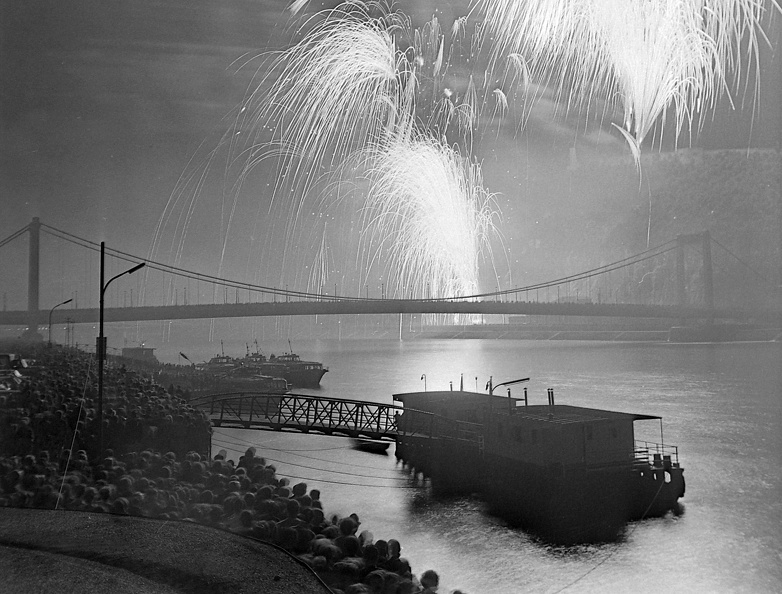 augusztus 20-i tűzijáték, háttérben az Erzsébet híd.