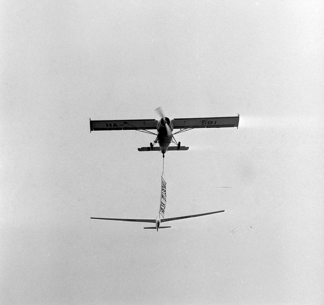 PZL-101 Gawron repülőgép vitorlázó repülőgépet vontat.