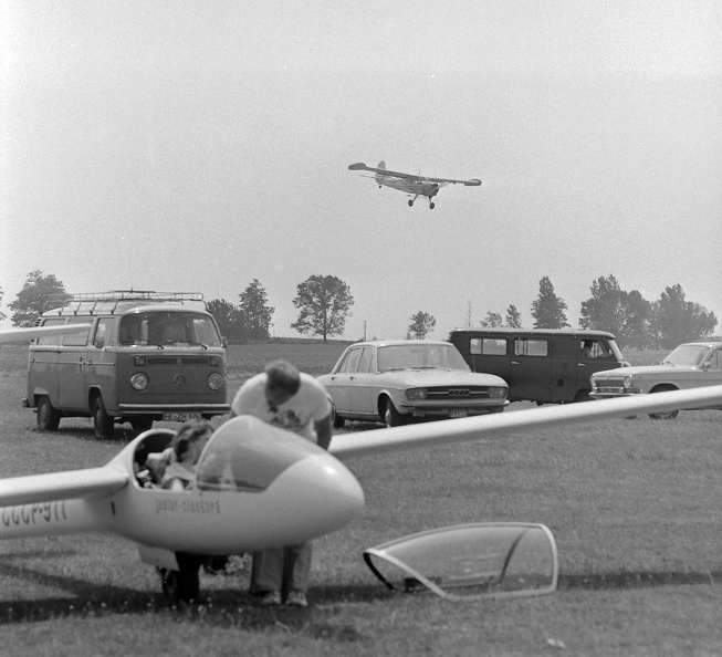 Kisapostagi sportrepülõtér, I. Nõi Vitorlázórepülõ Európa Bajnokság. A PZL-101 Gawron repülőgép leszáll, előtérben egy SZU vitorlázó repülőgép.