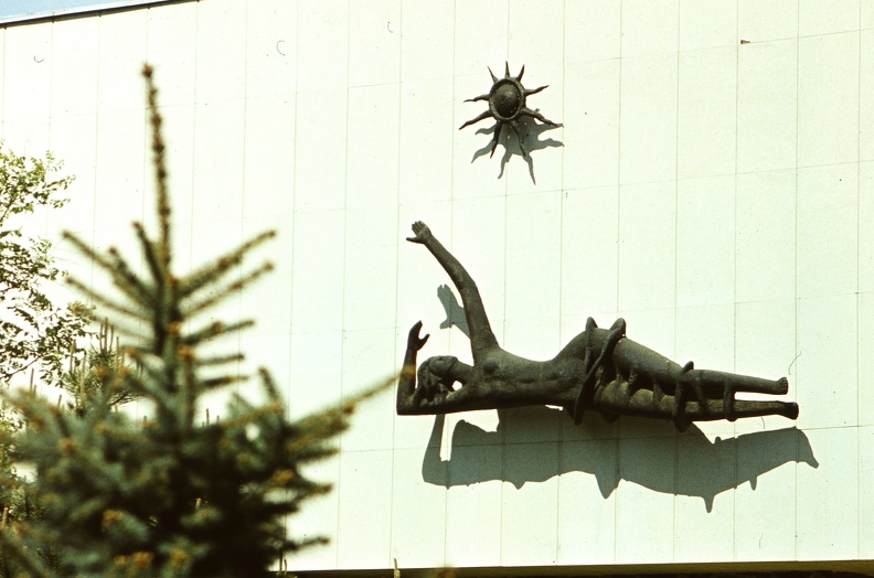 Mátyás király sétány 10. (Lenin utca), SZOT Béke Gyógyüdülő. Szebényi Imre alkotása: A napozó nő (1962).