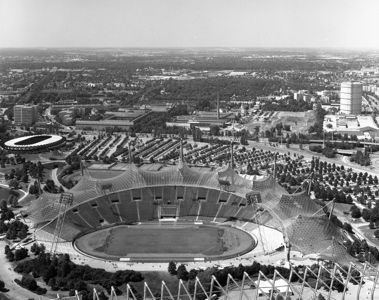 Olimpiai Stadion (Olympiastadion) az Olimpiatoronyból nézve (Olympiaturm).