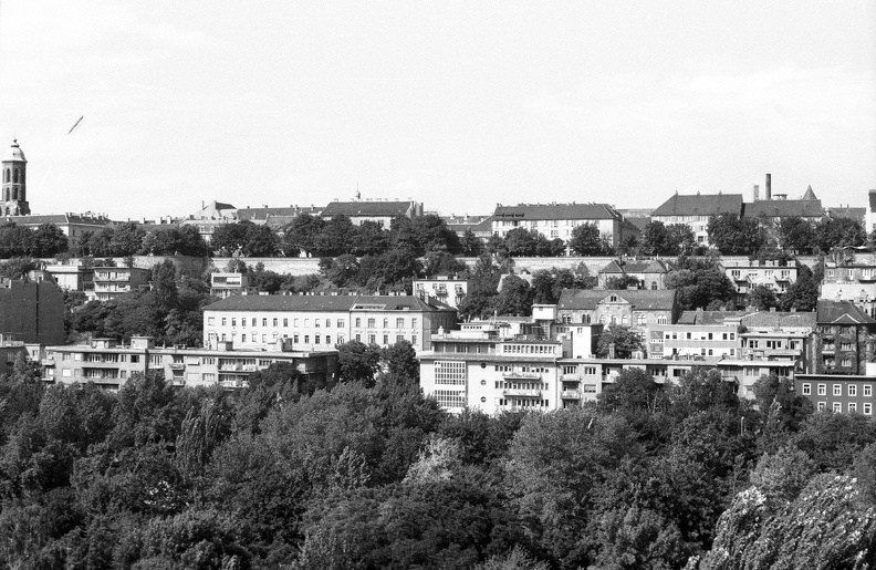 a Tóth Árpád sétány és a nyugati várlejtő, előtérben az Attila út házai a Buda-Penta hotelből nézve.